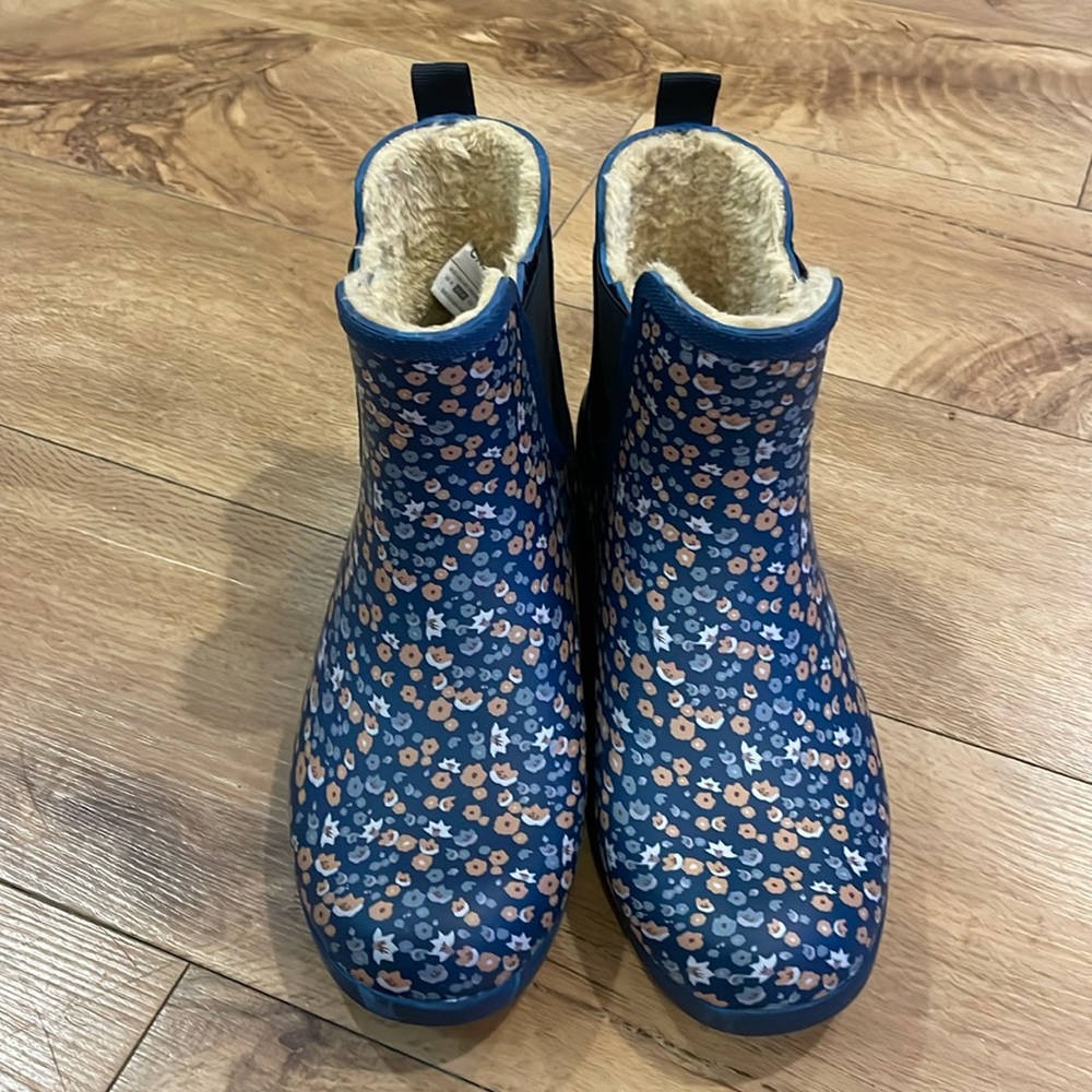 Chooka ankle rain boots size 8.